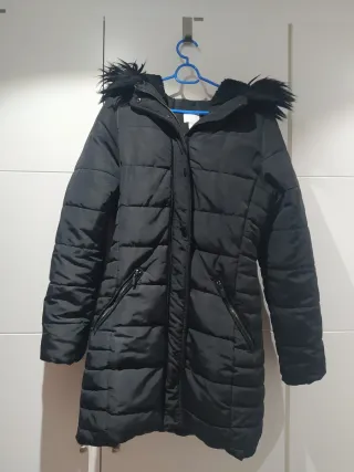 Abrigo negro con capucha y pelo