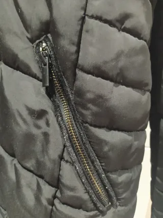 Abrigo negro con capucha y pelo