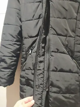 Abrigo negro con capucha y pelo