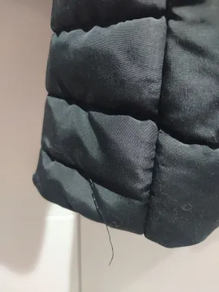 Abrigo negro con capucha y pelo