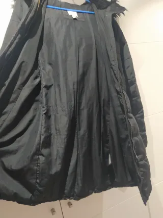 Abrigo negro con capucha y pelo