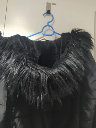 Abrigo negro con capucha y pelo