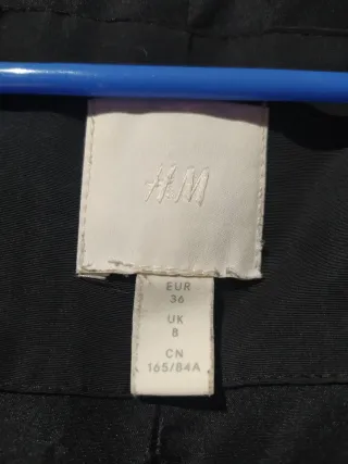 Abrigo negro con capucha y pelo