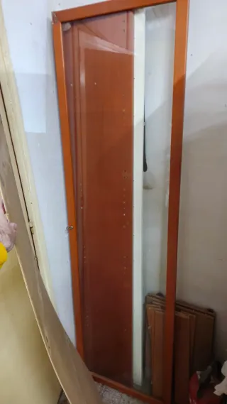 Vitrina de madera y cristal