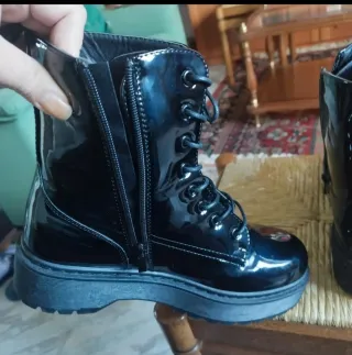 Botas charol negras con cordones