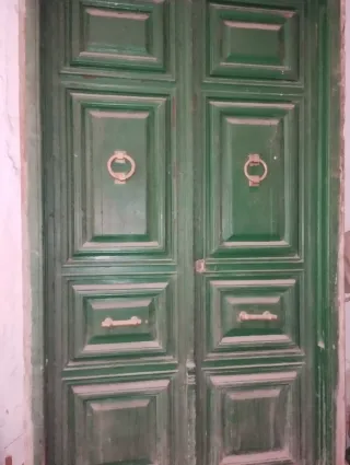 Puerta de madera antigua verde