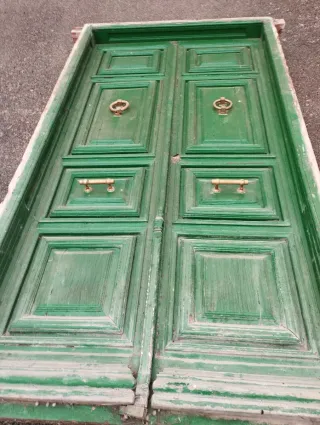 Puerta de madera antigua verde
