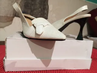 Zapatos de tacón blancos