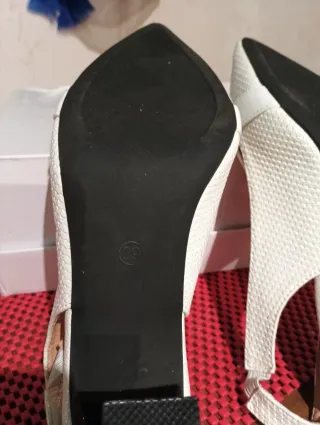 Zapatos de tacón blancos