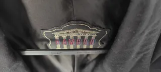 Americana negra con mangas multicolor