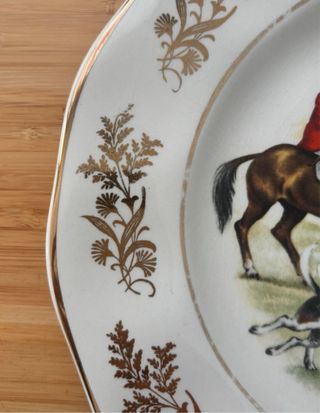 Plato antiguo decorativo caza y perros