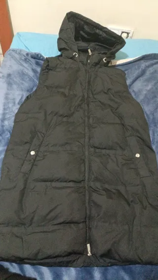 Chaleco negro con capucha