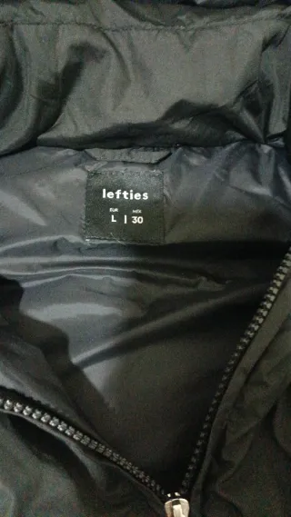 Chaleco negro con capucha