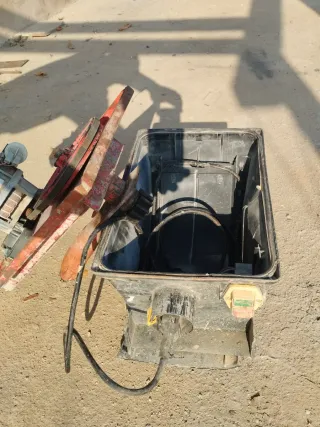 Motor con correa , interruptores y piñón nuevo .