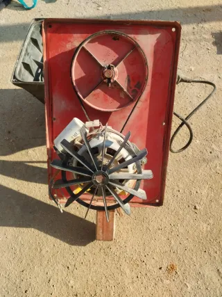 Motor con correa , interruptores y piñón nuevo .