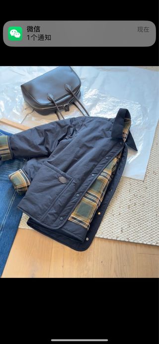 Chaqueta negra con forro de cuadros