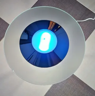 Lámpara de techo azul y blanca.