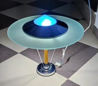 Lámpara de techo azul y blanca.