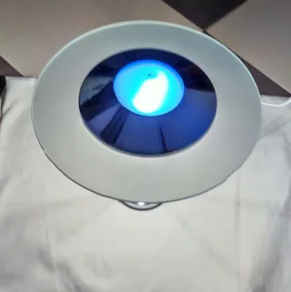 Lámpara de techo azul y blanca.