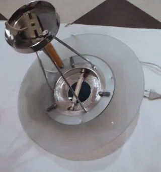 Lámpara de techo azul y blanca.