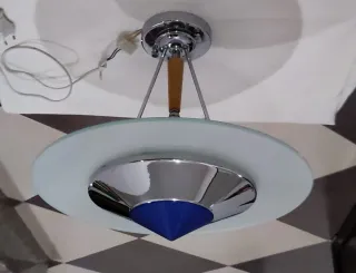 Lámpara de techo azul y blanca.