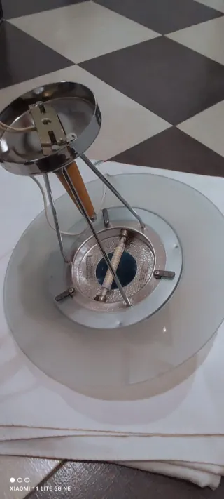 Lámpara de techo azul y blanca.