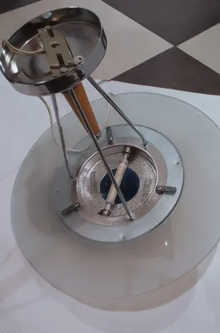 Lámpara de techo azul y blanca.