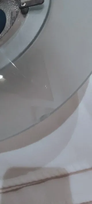 Lámpara de techo azul y blanca.