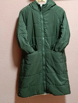 Chaqueta verde acolchada con capucha