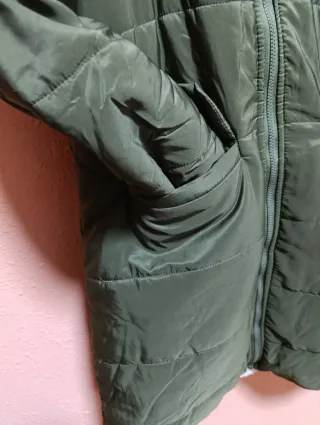 Chaqueta verde acolchada con capucha