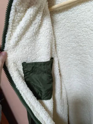 Chaqueta verde acolchada con capucha