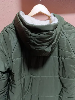 Chaqueta verde acolchada con capucha