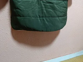 Chaqueta verde acolchada con capucha