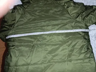 Chaqueta verde acolchada con capucha