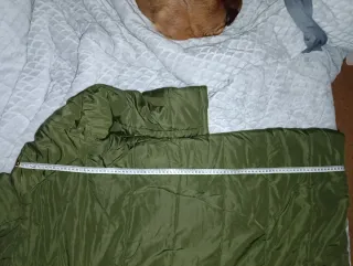 Chaqueta verde acolchada con capucha