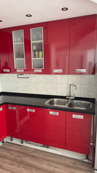 Muebles de cocina rojos y plateados