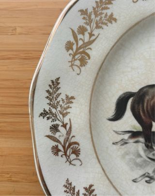 Plato antiguo caza con perros