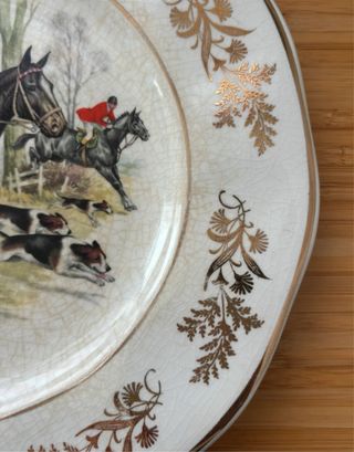 Plato antiguo caza con perros