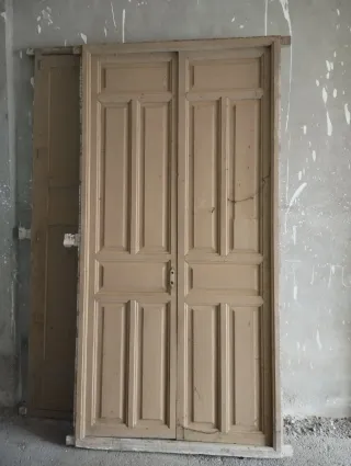 Puerta madera antigua panelada