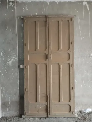 Puerta madera antigua panelada