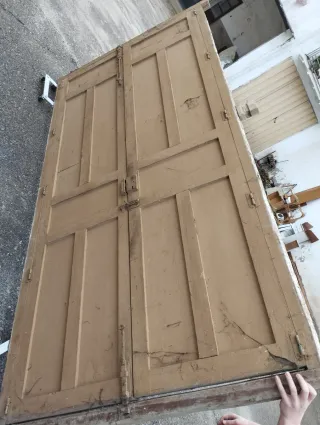 Puerta madera antigua panelada