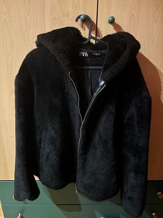 Abrigo Zara pelo negro con capucha