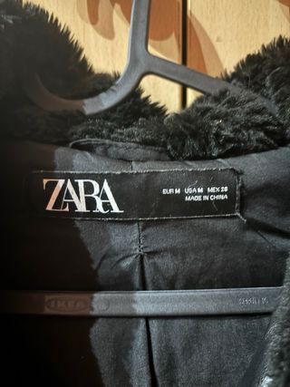 Abrigo Zara pelo negro con capucha