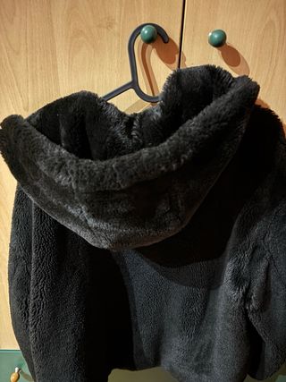 Abrigo Zara pelo negro con capucha