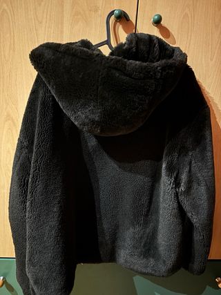 Abrigo Zara pelo negro con capucha