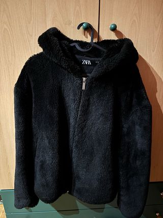 Abrigo Zara pelo negro con capucha