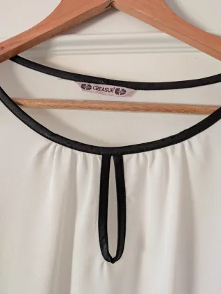 Blusa blanca con detalles negros