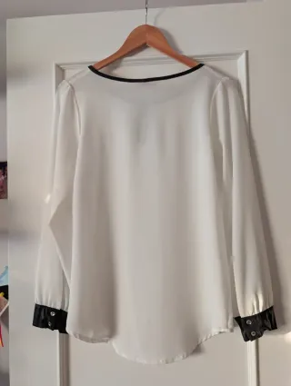 Blusa blanca con detalles negros