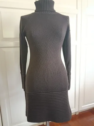 Vestido de punto marrón cuello alto