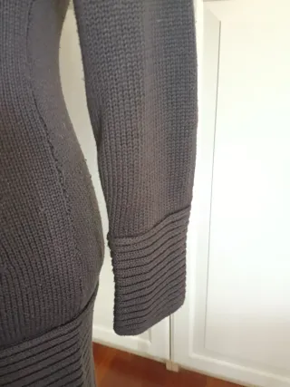 Vestido de punto marrón cuello alto